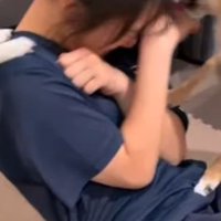 筋トレ中の娘さん