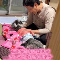 話しかけるおばあちゃん
