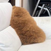 ソファに顔をうずめる犬