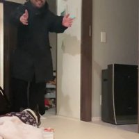 手を広げるパパと丸男くん