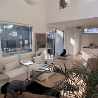 ヨガをする人と外を見る犬