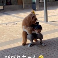 慣れた様子でおんぶされる♡