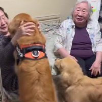 大喜びでおばあちゃんたちに挨拶