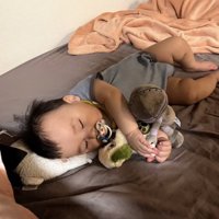 ぬいぐるみを抱く赤ちゃん