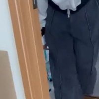 飼い主の後ろから部屋の中へ入る犬