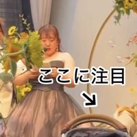 手紙を読む花嫁と後ろを向く犬