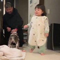 その場を離れる娘さん