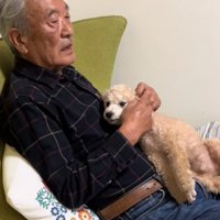 イチャイチャするおじいちゃんと犬2