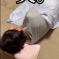 床で寝るパパさんの哀愁漂う姿（笑）