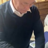 箱の封を解くお父さん