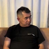 人が横を見る