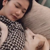 寝るときも隣で…