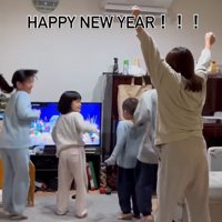 飼い主と新年を迎える柴犬