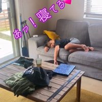 ソファで眠る息子さん