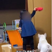 おもちゃで遊ぶふたり