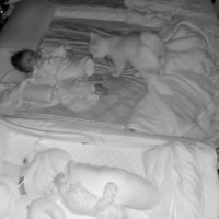 眠っている赤ちゃんのそばへ