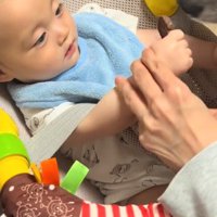 おやつを握っている赤ちゃん