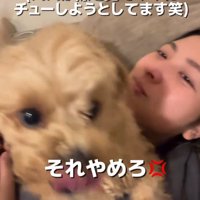 横になっている女性に近づく男性