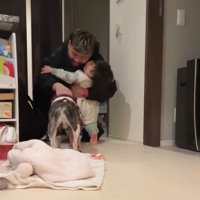 丸男くんをなでるパパ