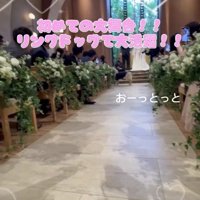 カゴを口に咥えたまま、来た道を引き返そうとする犬