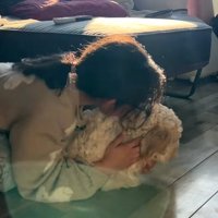 犬にキスする女の子