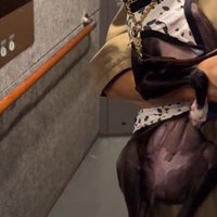 フェイスマスクデビューした犬