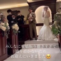 抱っこされるチワワと新郎新婦