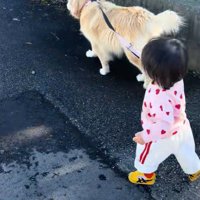 女の子とベルちゃんのお散歩