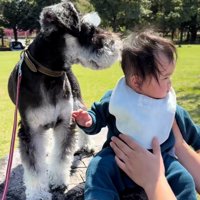 横を向くふたり