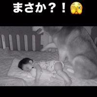 熟睡中の赤ちゃんのそばに…