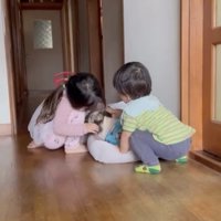 2人でほっぺくんのそばに