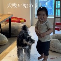 カメラ目線で満面の笑みを見せる赤ちゃん