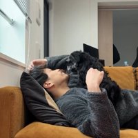 飼い主さんに乗る犬