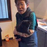 子守歌を歌うお母さん