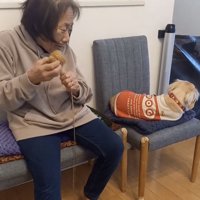 おばあちゃんに背を向ける犬