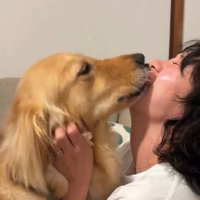 ママにキスするにこちゃん