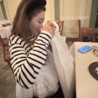 袋を持ち上げる女性