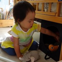 女の子はおもちゃ箱を覗いて…