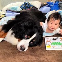 赤ちゃんの隣でゴロゴロ