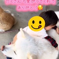 桜ちゃんに抱きつく男の子