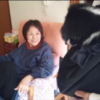 嬉しそうな女性