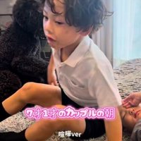 起き上がって犬から逃げる男の子