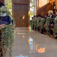 扉を見つめる参列者の方々