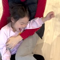 全力で娘さんをこちょこちょ！