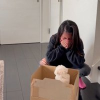 嬉し泣きする女の子