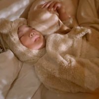クレートの中で寄り添って眠る犬と男の子アップ
