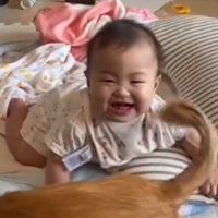 笑顔でカメラを見る赤ちゃん