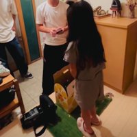 正面を向く男の子