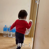 よちよち走りで逃げる女の子
