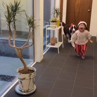 サンタごっこをするププくんと女の子7